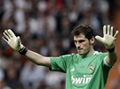 Iker Casillas, gólman Realu Madrid, gestikuluje bhem zápasu.