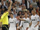 KLÍOVÁ CHVÍLE. Real Madrid jde do deseti, Pepe vidí ervenou kartu.
