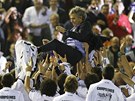ZASE HRDINOU. Trenr Realu Madrid Jos Mourinho nad hlavami hr po triumfu ve panlskm pohru. 