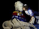 DÍKY, E NÁM PEJE. Iker Casillas, branká Realu Madrid, políbil bohyni Cybele. Tím jí podkoval ze píze.