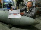 Letecké muzeum v Detné vystavuje napodobeninu pumy, která dokázala simulovat jaderný výbuch. Na snímku je vedoucí muzea Radek Novák.  