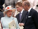 Královna Alžběta II. a její manžel princ Philip - Královna naslouchá svému...