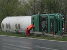Pevrácená cisterna, která nedaleko Lotic zablokovala rychlostní silnici R35 ve smru z Olomouce do Mohelnice.
