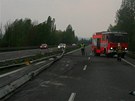 Cisterna, která nedaleko Lotic na devt hodin zablokovala rychlostní silnici R35 ve smru z Olomouce do Mohelnice, zniila dlouhý úsek svodidel.