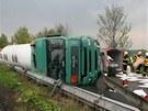 Pevrácená cisterna, která nedaleko Lotic na devt hodin zablokovala rychlostní silnici R35 ve smru z Olomouce do Mohelnice.