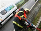 Hasii museli kvli vyproování pevrácené cisterny, která nedaleko Lotic na devt hodin zablokovala rychlostní silnici R35 ve smru z Olomouce do Mohelnice, také rozezat pokozená svodidla.