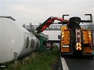 Vyproování pevrácené cisterny, která nedaleko Lotic na devt hodin zablokovala rychlostní silnici R35 ve smru z Olomouce do Mohelnice.