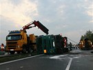 Vyproování pevrácené cisterny, která nedaleko Lotic na devt hodin zablokovala rychlostní silnici R35 ve smru z Olomouce do Mohelnice.