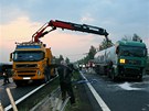 Vyproovn pevrcen cisterny, kter nedaleko Lotic na devt hodin zablokovala rychlostn silnici R35 ve smru z Olomouce do Mohelnice.