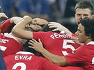 HROMADA TSTÍ. Fotbalisté Manchesteru United se radují z jednoho ze dvou gól do sít Schalke.