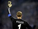 DÍKY! Branká Manuel Neuer sklízí ovace od fanouk Schalke.