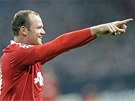 SOLIDNÍ NÁSKOK. Útoník Rooney se raduje z gólu do sít Schalke, Manchester vede 2:0.