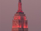 Slavný newyorský mrakodrap Empire State Building je povstný zmnami osvtlení, kterými v rzných barevných kombinacích pipomíná vechna moná výroí i události. 