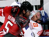 Kanaan Brent Burns si povd s Milanem Michlkem (vpravo).