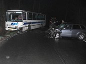 Srka osobnho vozu s autobusem u Beova nad Teplou.