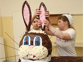 Obří velikonoční zajíc, kterého vyrobily čtyři cukrářky z cukrárny Katrin v olomoucké místní části Chomoutov. Na snímku Markéta Grmelová (vlevo) a Kateřina Andrýsková.