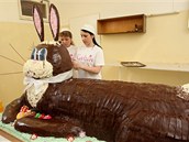 Obří velikonoční zajíc, kterého vyrobily čtyři cukrářky z cukrárny Katrin v olomoucké místní části Chomoutov. Na snímku Markéta Grmelová (vpravo) a Kateřina Andrýsková.