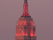 Slavn newyorsk mrakodrap Empire State Building je povstn zmnami osvtlen, ktermi v rznch barevnch kombinacch pipomn vechna mon vro i udlosti. 