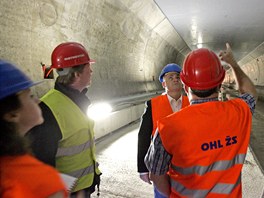 Stavební práce na tunelech Dobrovského pokračují, už za rok a půl se mají tunely prohánět tisíce aut.