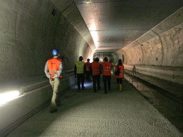 Stavební práce na tunelech Dobrovského pokračují, už za rok a půl se mají tunely prohánět tisíce aut.