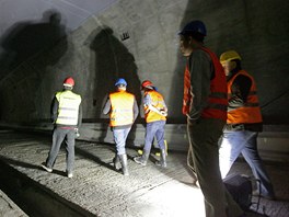 Stavebn prce na tunelech Dobrovskho pokrauj, u za rok a pl se maj tunely prohnt tisce aut.