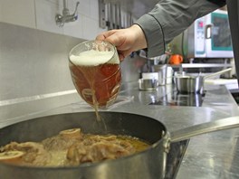 Rudolf Fiala z pivovarské restaurace Dalešice přilévá pivo pod telecí maso.