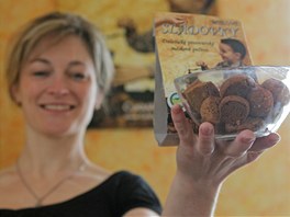 Renata Vonešová z Dalešic drží své speciální pivovarské sušenky, které sama vymyslela. K mání jsou slané i sladké.