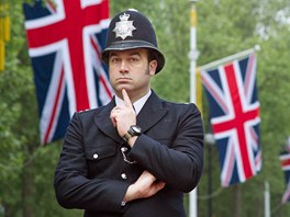 Britsk policista str jednu z londnskch ulic, po kter projede svatebn prvod. (29. dubna 2011)