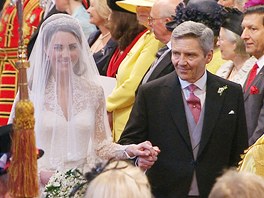 Michael Middleton přivádí svou dceru Kate Middletonovou ke svatebním obřadu ve...