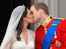 První manželský polibek prince Williama a jeho ženy Kate na balkoně...