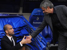 José Mourinho (vpravo) a Josep Guardiola. Trenéi Realu a Bacelony se zdraví...