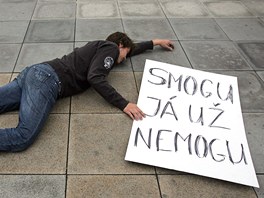 Studenti a obyvatel Ostravy na Masarykov nmst vyrbli transparenty a zvali na protestn akci Den vzduchu.