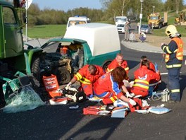 Zchrani oivovali idie pi nehod u karlovarskho letit v Olovch Vratech.