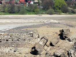 Zbytky mostu, kter spojoval pes eku Ohi vesnice Pomez a Bza. 