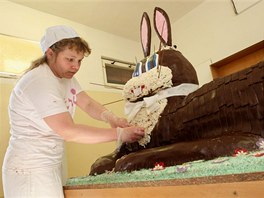Obří velikonoční zajíc, kterého vyrobily čtyři cukrářky z cukrárny Katrin v olomoucké místní části Chomoutov. Na snímku Kateřina Andrýsková.