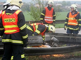 Hasii museli kvli vyproovn pevrcen cisterny, kter nedaleko Lotic na devt hodin zablokovala rychlostn silnici R35 ve smru z Olomouce do Mohelnice, tak rozezat pokozen svodidla.