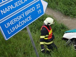 Auto se pevrtilo do potoka v Bohuslavicch na Zlnsku. Dva dospl a dv mal dti zachrnili mstn a svdci. (kvten 2010)