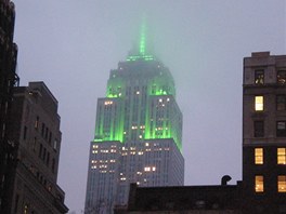 Slavn newyorsk mrakodrap Empire State Building je povstn zmnami osvtlen, ktermi v rznch barevnch kombinacch pipomn vechna mon vro i udlosti. 