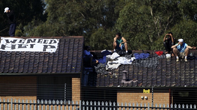 Imigranti protestují na st�e�e deten�ního centra v Sydney (21. dubna 2011)