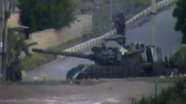 Syrský vládní tank v ulicích Dará (25. dubna 2011)