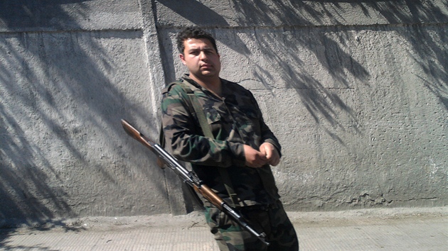 Syrský voják na kontrolním stanoviti v Damaku (24. dubna 2011)