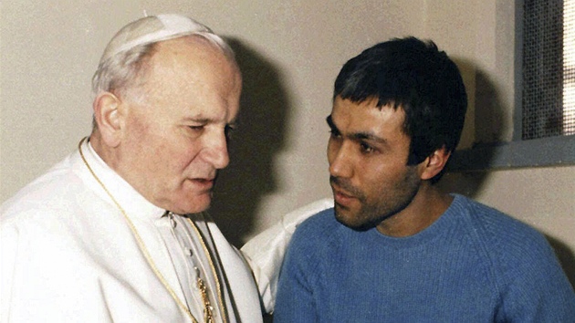 Jan Pavel II. a Turek Ali Agca, který se papee v roce 1981 pokusil zabít