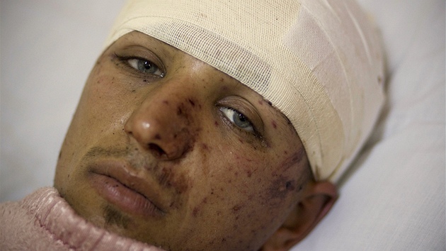 Zranný mu evakuovaný z obléhané Misuráty (27. dubna 2011)