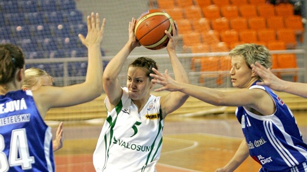 Veronika Vlková z brnnského Valosunu (s míem) se zkouí prosadit proti obran Strakonic. Vpravo Darina Johnová, vlevo Zuzana Ondejová.