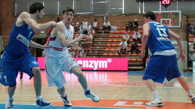 Pod ko� USK se tla�í Pavel Pumprla z Nymburka (s mí�em). Brání ho Vojt�ch Hruban (vlevo).