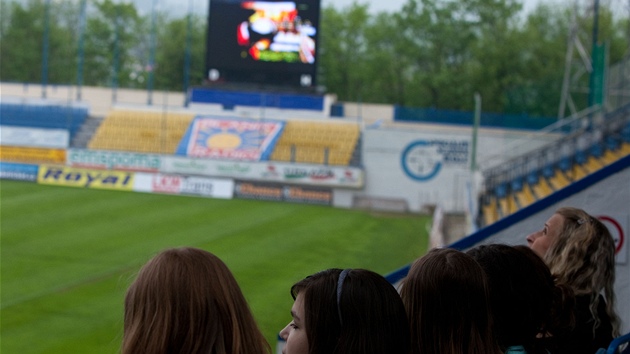 Projekci amerického animovaného filmu Vzhru do oblak sledovalo na fotbalovém stadionu v Teplicích skoro 2500 dtí.