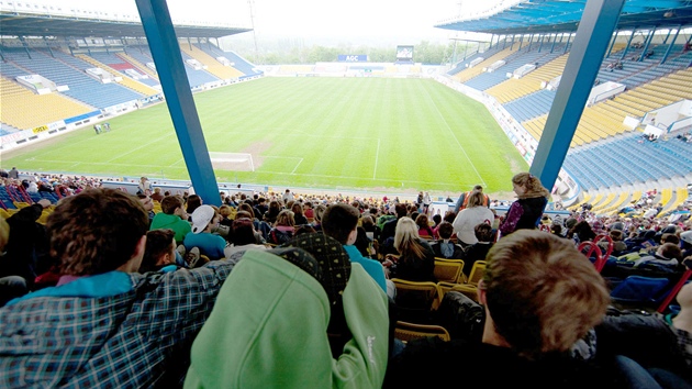 Projekci amerického animovaného filmu Vzhru do oblak sledovalo na fotbalovém stadionu v Teplicích skoro 2500 dtí.