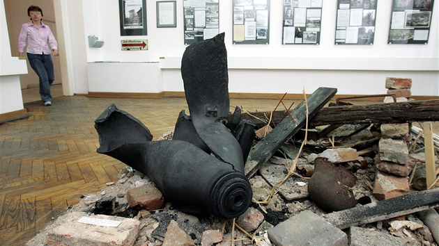 Vybuchlá bomba z muzejní expozice.