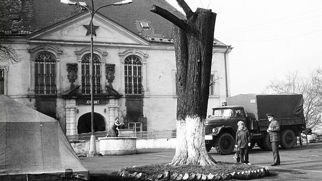 Archivní snímek ze 70. let 20. století, kdy dínský zámek obývala sovtská armáda. Prelí nad hlavním vchodem tehdy ozdobila rudá hvzda.