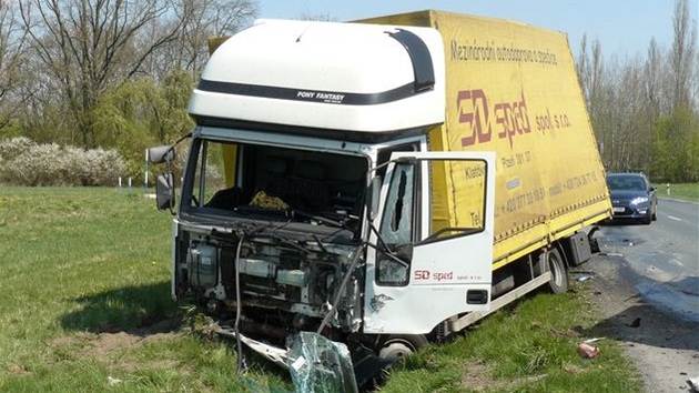 Následky tragické nehody u Boru na Tachovsku, kde po sráce osobního auta s nákladním zemel 23letý idi